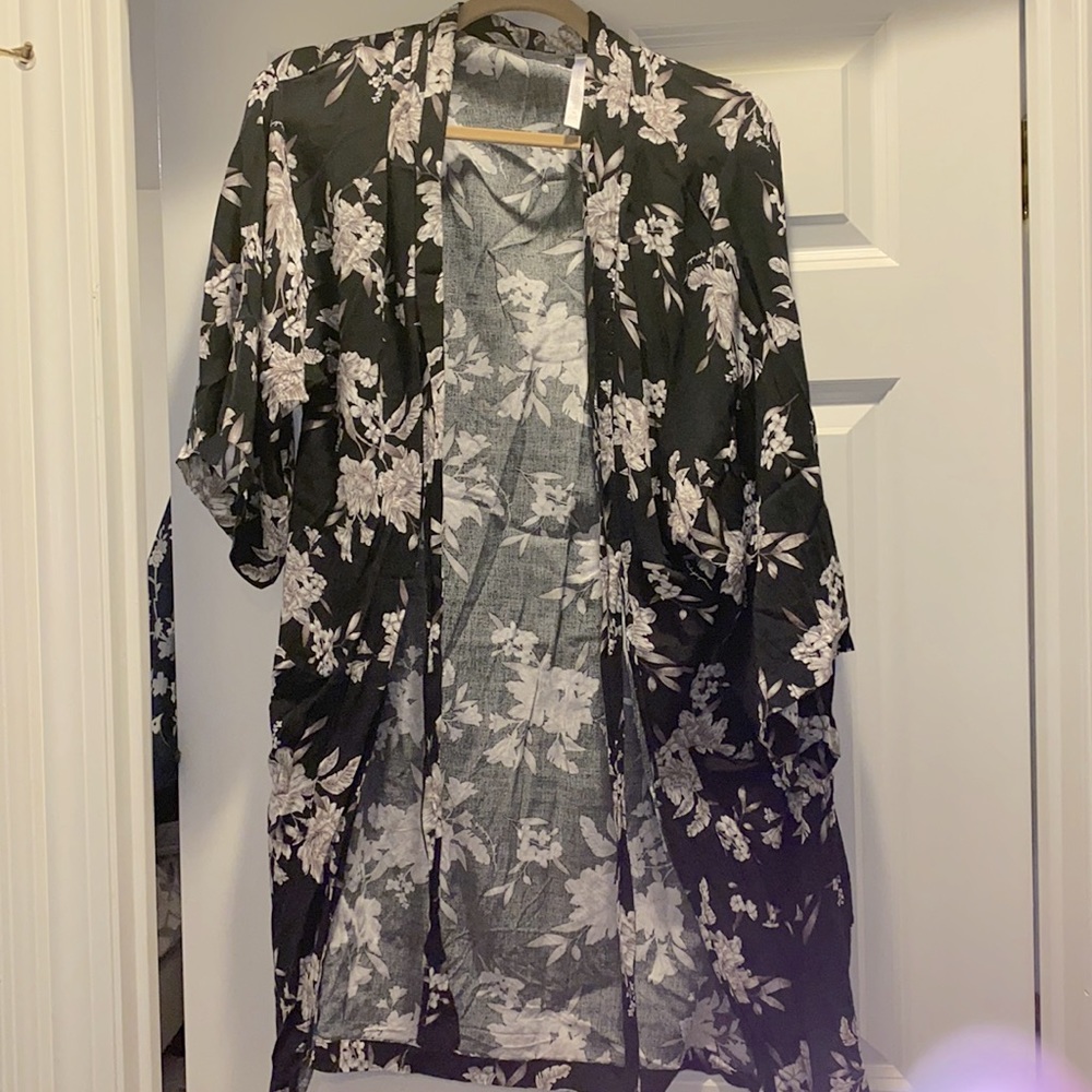 Black floral kimono Brand New OS